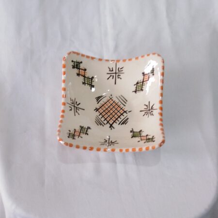 Bol sous forme carrée aux dessins berbères