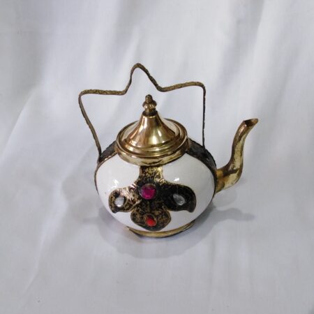 Petite théière en terre cuite décoré en cuivre