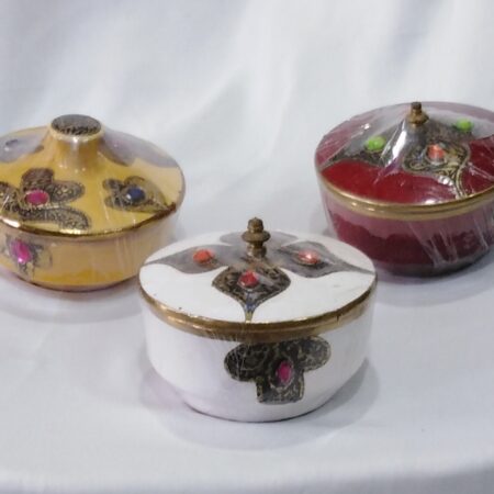 Boîte avec décoration en cuivre