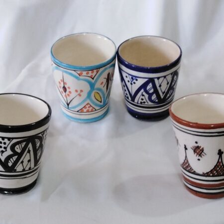 Petit verre en poterie pour thé ou décoration